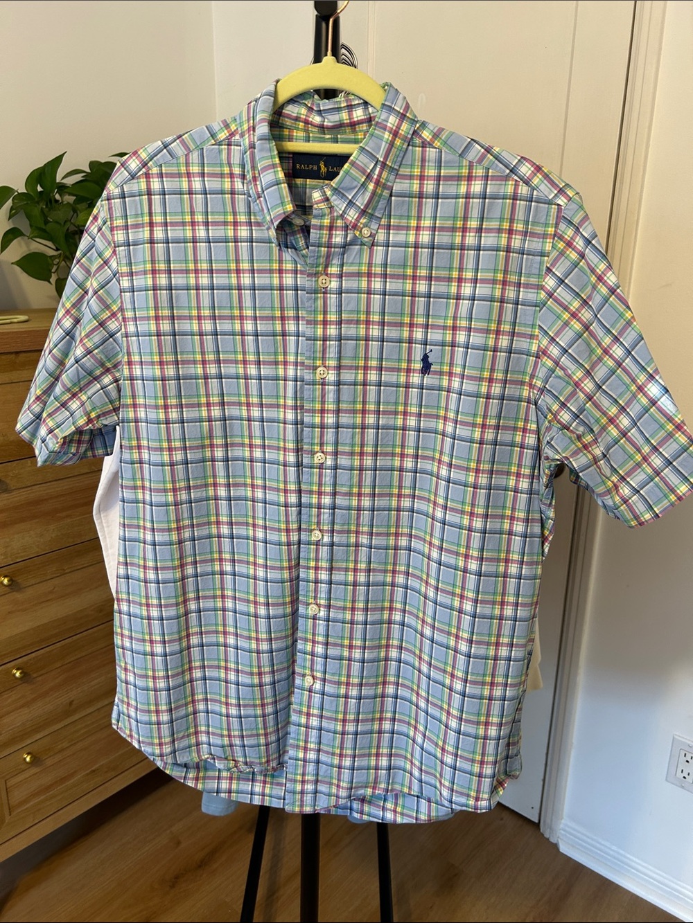 Ralph Lauren Men’s Button Up. Size medium. PTP 23”. Excellent condition.